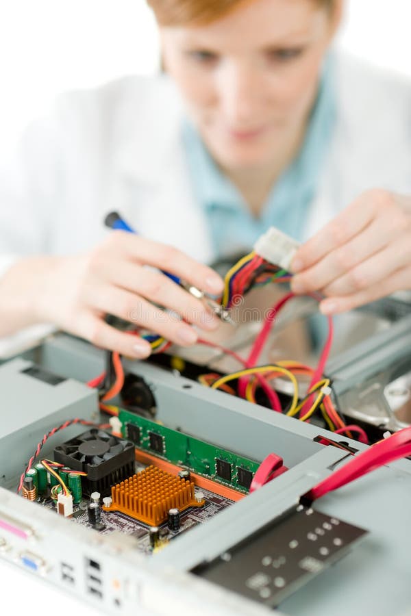 De vrouwelijke ingenieur van de steuncomputer - vrouwenreparatie royalty-vrije stock fotografie De vrouwelijke ingenieur van de steuncomputer - vrouwenreparatie royalty-vrije stock fotografie