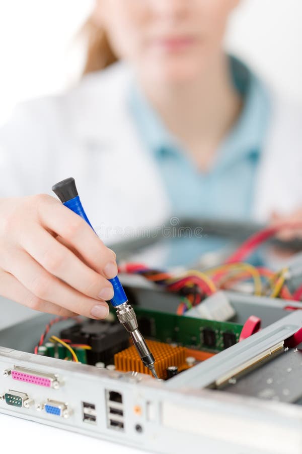 De vrouwelijke ingenieur van de steuncomputer - vrouwenreparatie stock afbeeldingen De vrouwelijke ingenieur van de steuncomputer - vrouwenreparatie stock afbeeldingen