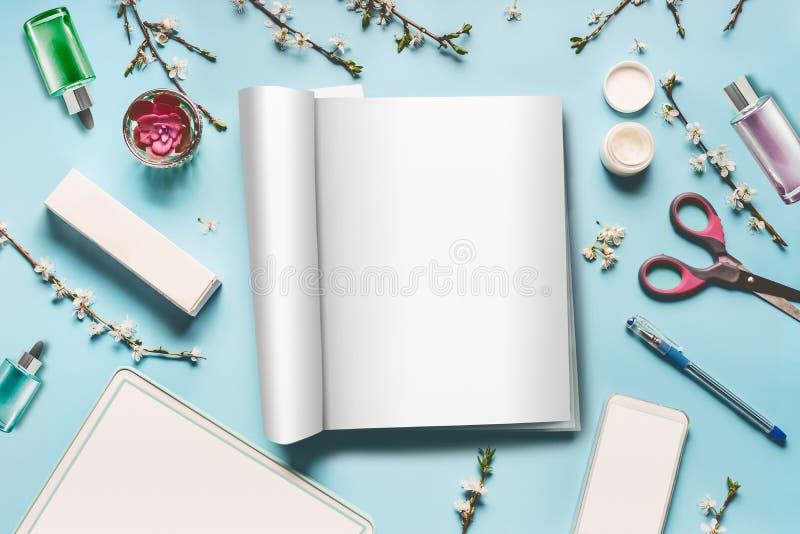 De vrouwelijke moderne vlakte van de Desktopwerkplaats legt met onecht omhoog open tijdschrift, tabletcomputer en slimme telefoon royalty-vrije stock foto De vrouwelijke moderne vlakte van de Desktopwerkplaats legt met onecht omhoog open tijdschrift, tabletcomputer en slimme telefoon royalty-vrije stock foto