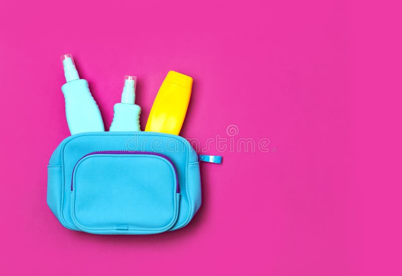 De vrouwelijke schoonheidsmiddelen doen, cosmetischee producten, gele zonneschermfles en sunblock lotion, nevel op heldere roze f royalty-vrije stock foto's De vrouwelijke schoonheidsmiddelen doen, cosmetischee producten, gele zonneschermfles en sunblock lotion, nevel op heldere roze f royalty-vrije stock foto's