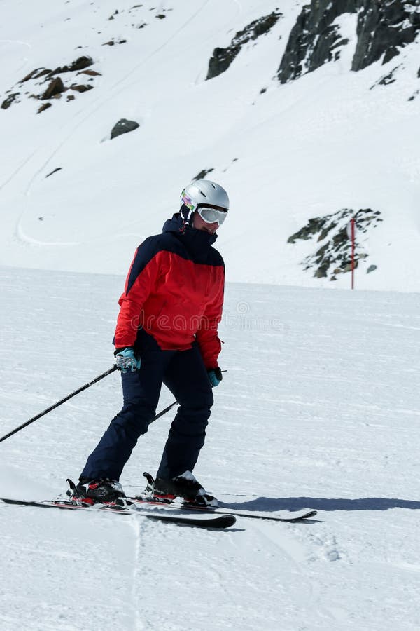 De vrouwelijke skiër in bergaf helt De recreatieve activiteit van de de wintersport royalty-vrije stock fotografie De vrouwelijke skiër in bergaf helt De recreatieve activiteit van de de wintersport royalty-vrije stock fotografie