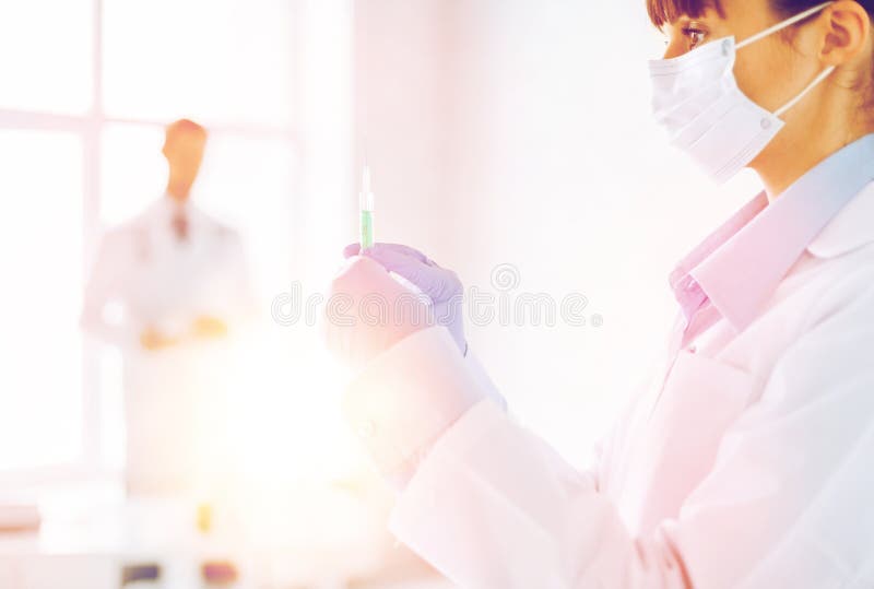 De vrouwelijke spuit van de artsenholding met injectie royalty-vrije stock afbeelding De vrouwelijke spuit van de artsenholding met injectie royalty-vrije stock afbeelding