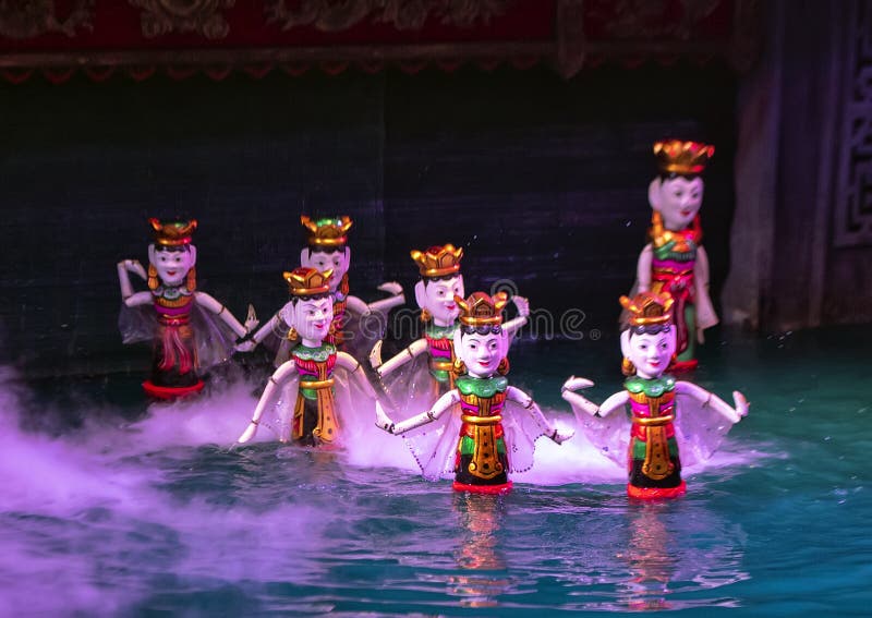 De vrouwen die van de watermarionet in het Theater van de het Watermarionet van Thang Lange, Hanoi, Vietnam dansen