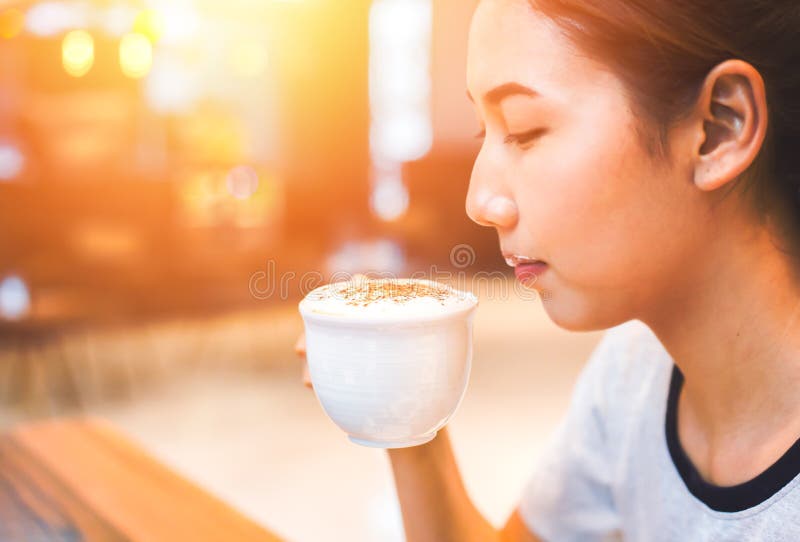 De vrouwen houden kop van koffie voor het drinken royalty-vrije stock fotografie De vrouwen houden kop van koffie voor het drinken royalty-vrije stock fotografie