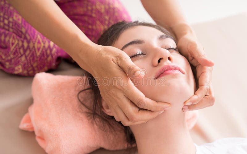 De vrouwen krijgt gezicht en hoofdmassage in Thaise Massage royalty-vrije stock afbeeldingen De vrouwen krijgt gezicht en hoofdmassage in Thaise Massage royalty-vrije stock afbeeldingen