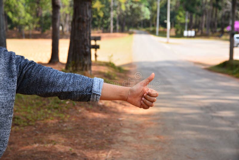 De vrouwen overhandigen het halen van auto stock afbeelding De vrouwen overhandigen het halen van auto stock afbeelding