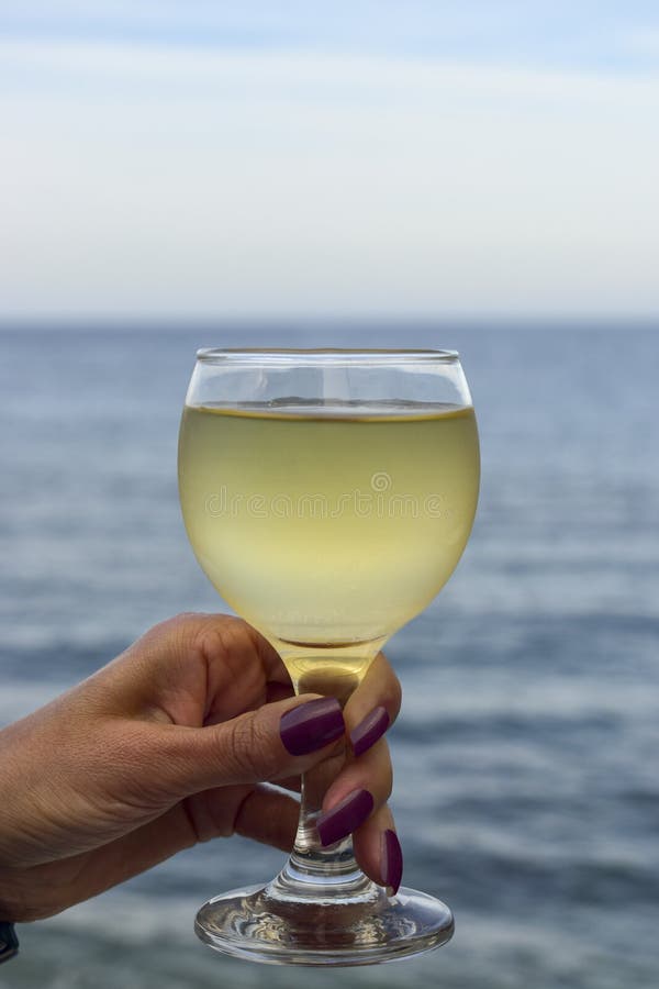 De vrouwen overhandigen het houden van een glas wijn royalty-vrije stock foto's De vrouwen overhandigen het houden van een glas wijn royalty-vrije stock foto's