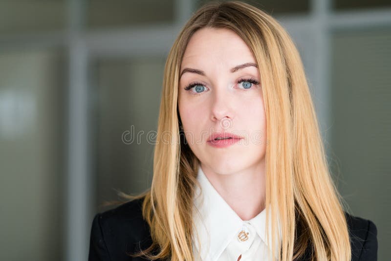 De vrouwen van het bedrijfs emotiegezicht peinzende ernstige dame royalty-vrije stock fotografie De vrouwen van het bedrijfs emotiegezicht peinzende ernstige dame royalty-vrije stock fotografie