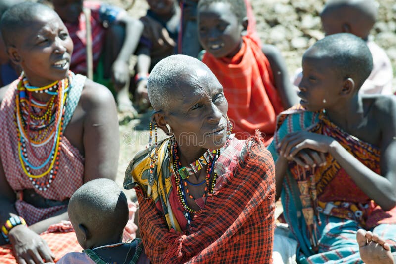 De vrouwen van de Maasaistam met traditionele beadwork, Tanzania royalty-vrije stock afbeeldingen De vrouwen van de Maasaistam met traditionele beadwork, Tanzania royalty-vrije stock afbeeldingen