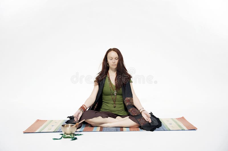 De Vrouwen Witte Achtergrond van de Namasteyoga royalty-vrije stock fotografie De Vrouwen Witte Achtergrond van de Namasteyoga royalty-vrije stock fotografie