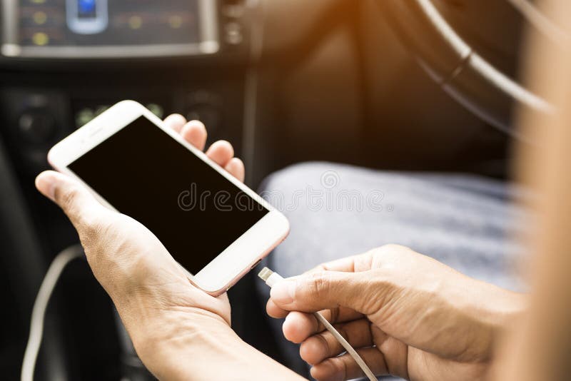 De vrouwen zijn mobiel drinCharge in auto koningskoffie zij de mee te delen telefoon gebruikt royalty-vrije stock foto's De vrouwen zijn mobiel drinCharge in auto koningskoffie zij de mee te delen telefoon gebruikt royalty-vrije stock foto's