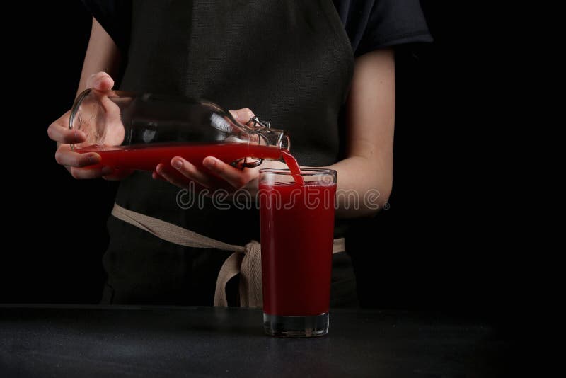 De vrouwenhand maakt cocktail dichte omhooggaand De drank van de zomer stock fotografie De vrouwenhand maakt cocktail dichte omhooggaand De drank van de zomer stock fotografie