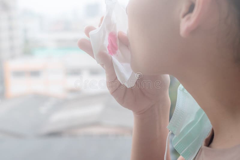 De vrouwenhanden of de vrouwelijke handen die een beschermend masker en een servet met bloed wegens luchtvervuiling in de stad ho royalty-vrije stock foto's De vrouwenhanden of de vrouwelijke handen die een beschermend masker en een servet met bloed wegens luchtvervuiling in de stad ho royalty-vrije stock foto's