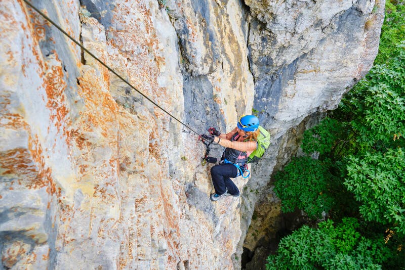 De vrouwenklimmer op a via ferrataroute riep Drakenamfitheater Amfiteatrul Zmeilor in Baia DE Fier, Gorj-provincie, Roemenië royalty-vrije stock foto De vrouwenklimmer op a via ferrataroute riep Drakenamfitheater Amfiteatrul Zmeilor in Baia DE Fier, Gorj-provincie, Roemenië royalty-vrije stock foto