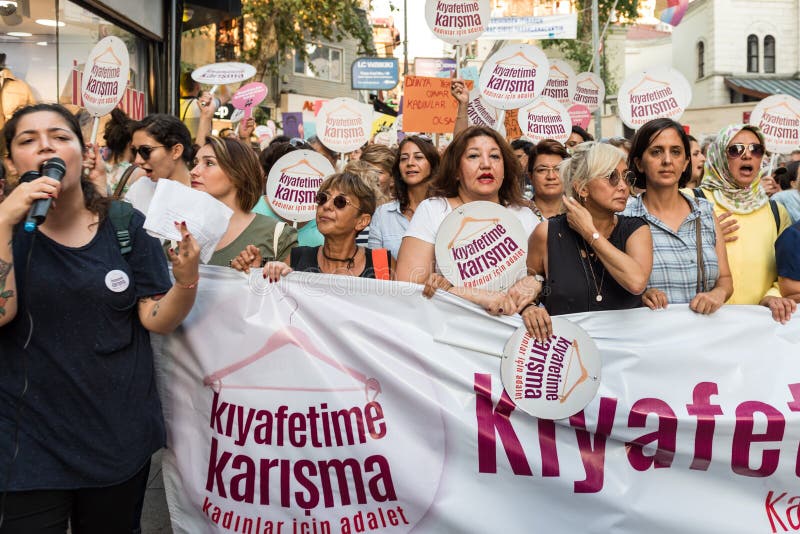De vrouwenprotesteerders verzamelen in kadikoy, Istanboel, Turkije stock afbeelding De vrouwenprotesteerders verzamelen in kadikoy, Istanboel, Turkije stock afbeelding