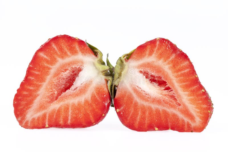 De vruchten van rood snijden aardbeien op witte achtergrond worden geïsoleerd die stock afbeelding De vruchten van rood snijden aardbeien op witte achtergrond worden geïsoleerd die stock afbeelding