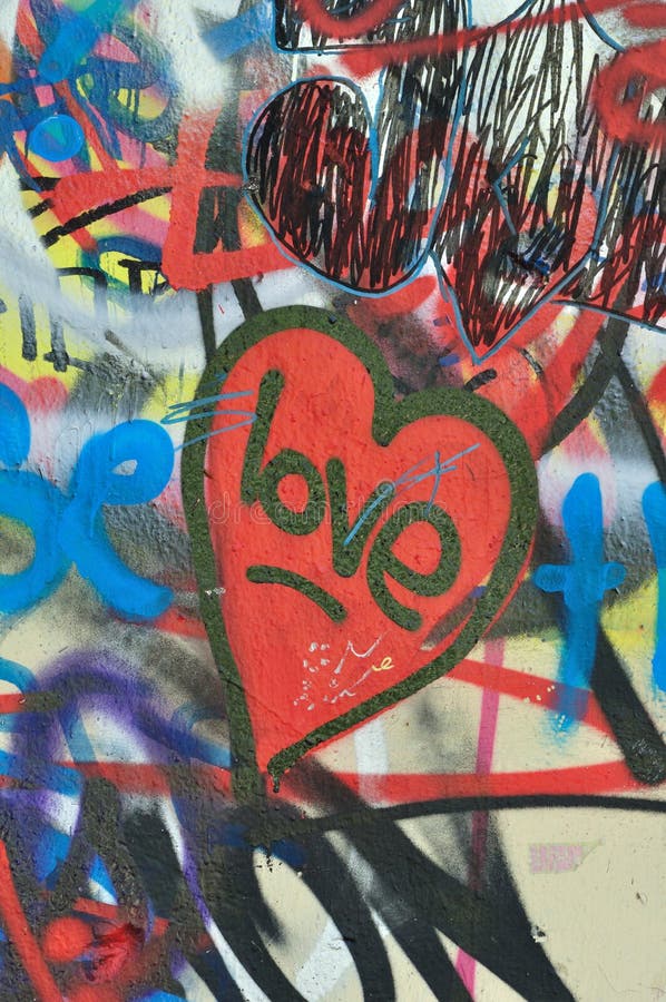 De vuile stedelijke achtergrond van liefdegraffiti royalty-vrije stock foto De vuile stedelijke achtergrond van liefdegraffiti royalty-vrije stock foto