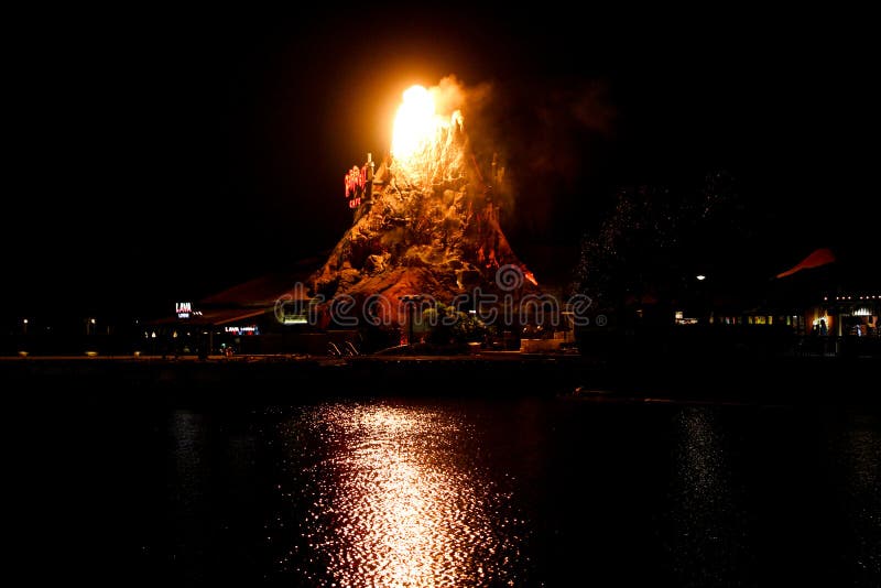 De Vulkaan van de regenwoudkoffie barst in Disney Van de binnenstad los stock foto De Vulkaan van de regenwoudkoffie barst in Disney Van de binnenstad los stock foto