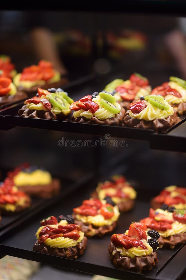 De wafels van Belg en van Luik met chocolade, bessen, zoete saus, room stock fotografie De wafels van Belg en van Luik met chocolade, bessen, zoete saus, room stock fotografie