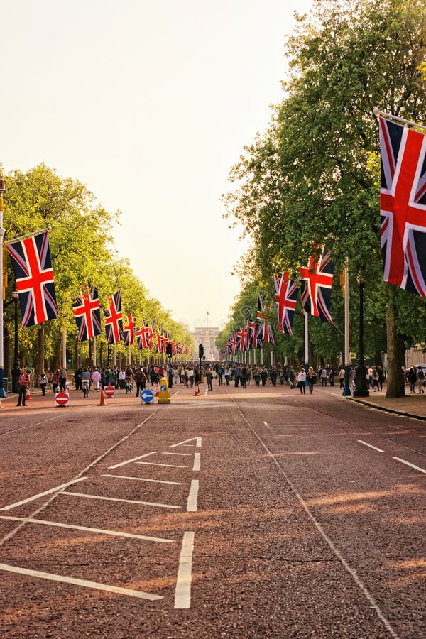 De Wandelgalerijweg met vlaggen die tot Buckingham Palace leiden stock afbeelding De Wandelgalerijweg met vlaggen die tot Buckingham Palace leiden stock afbeelding