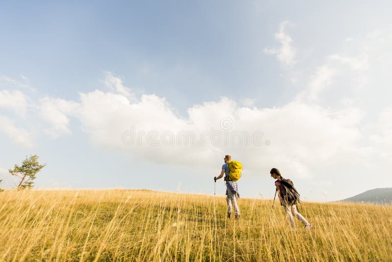 De wandeling van de vader en van de dochter stock fotografie