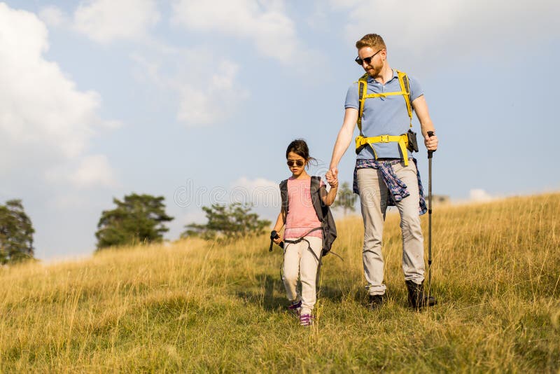 Vader en dochter op wandeltocht stock fotografie