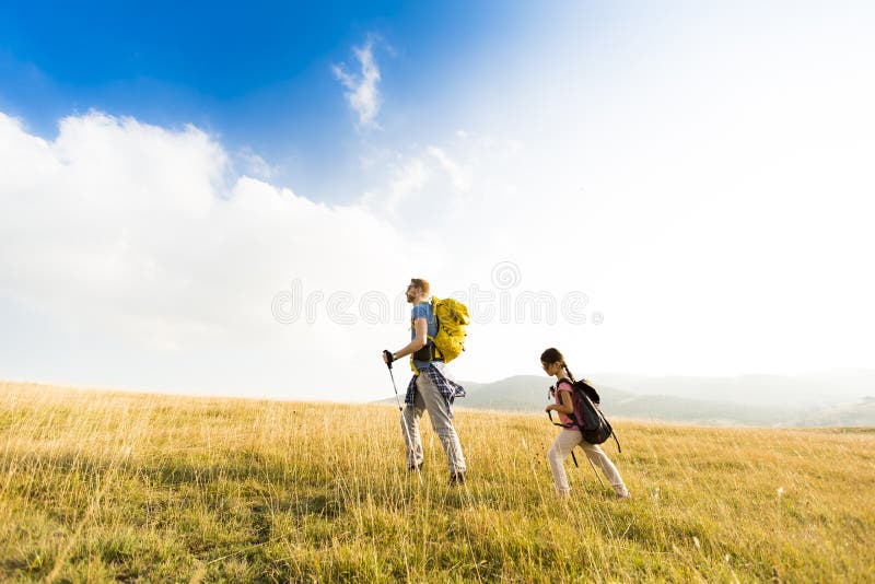 De wandeling van de vader en van de dochter royalty-vrije stock afbeeldingen
