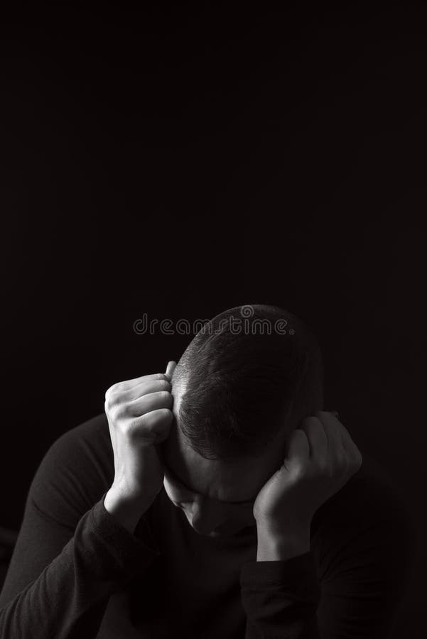De wanhopige mens met van hem dient zijn hoofd in royalty-vrije stock foto De wanhopige mens met van hem dient zijn hoofd in royalty-vrije stock foto