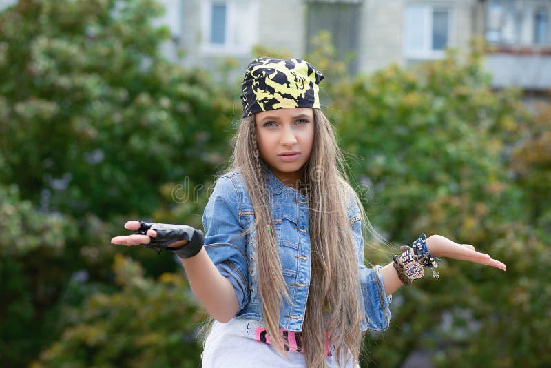 De wapens van de Hipstertiener haalt uit schouders op die zo geeft wat stock fotografie De wapens van de Hipstertiener haalt uit schouders op die zo geeft wat stock fotografie