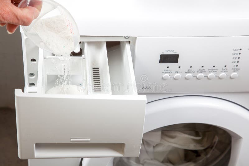 De wasmachine treft voorbereidingen stock afbeelding De wasmachine treft voorbereidingen stock afbeelding