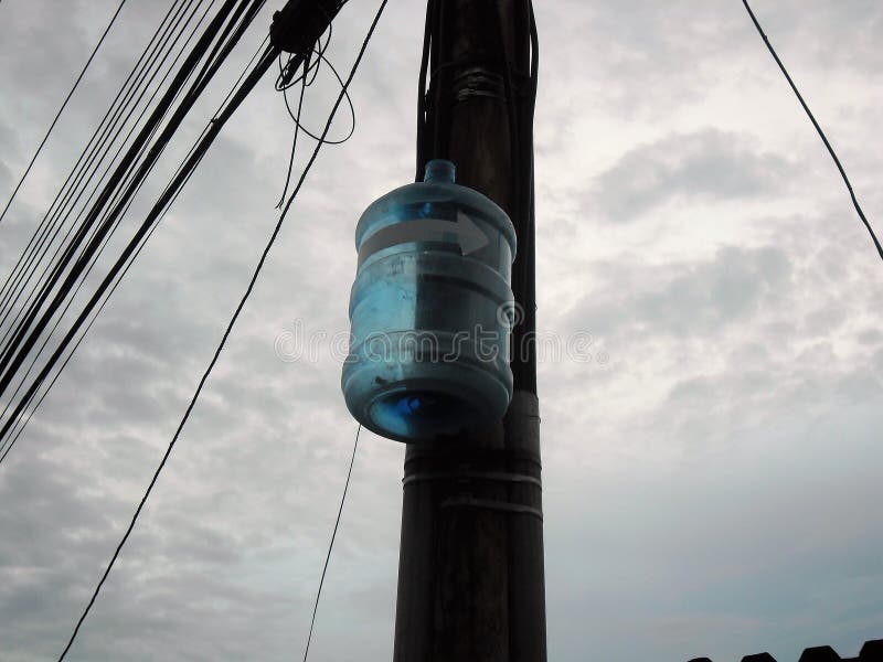 De watercontainer hing een machtspool zoals aan adverterend stock foto De watercontainer hing een machtspool zoals aan adverterend stock foto