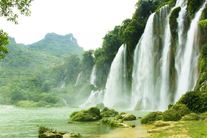 De waterval van Gioc van het verbod in Vietnam