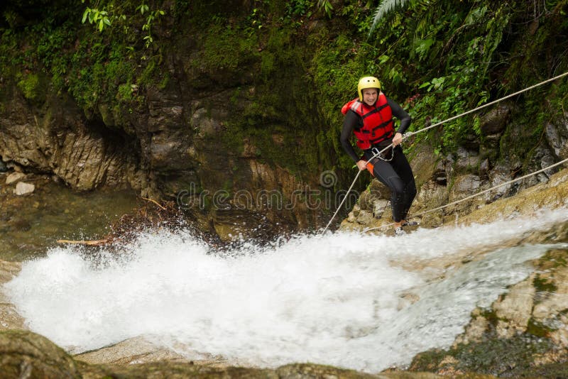 De Watervalafdaling van het canyoningsavontuur royalty-vrije stock foto De Watervalafdaling van het canyoningsavontuur royalty-vrije stock foto