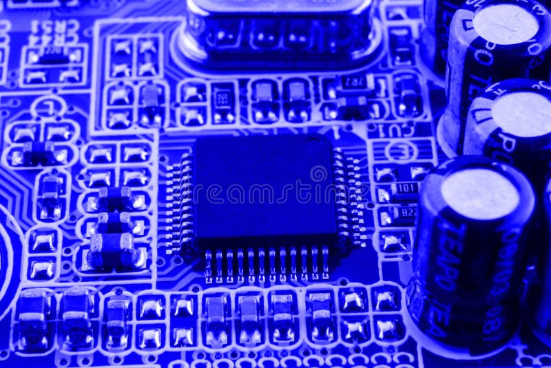 De weerstanden, de condensatoren en andere elektronische componenten van micro- spaander binnen de computer sluiten omhoog royalty-vrije stock foto De weerstanden, de condensatoren en andere elektronische componenten van micro- spaander binnen de computer sluiten omhoog royalty-vrije stock foto