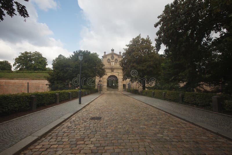 De weg aan Leopold Gate, de ingang aan de vesting Vyseh stock foto's De weg aan Leopold Gate, de ingang aan de vesting Vyseh stock foto's