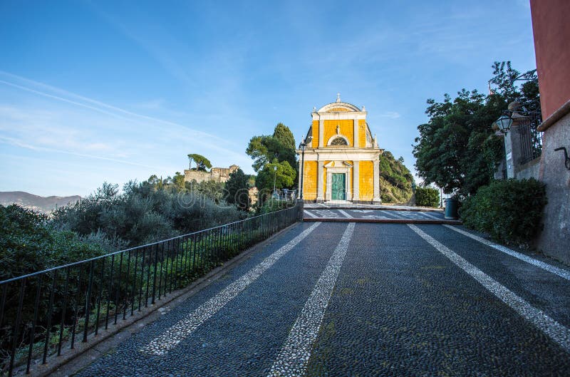 De weg die aan de kerk van San Giorgio in Portofino, Genua, Italië leiden stock fotografie De weg die aan de kerk van San Giorgio in Portofino, Genua, Italië leiden stock fotografie