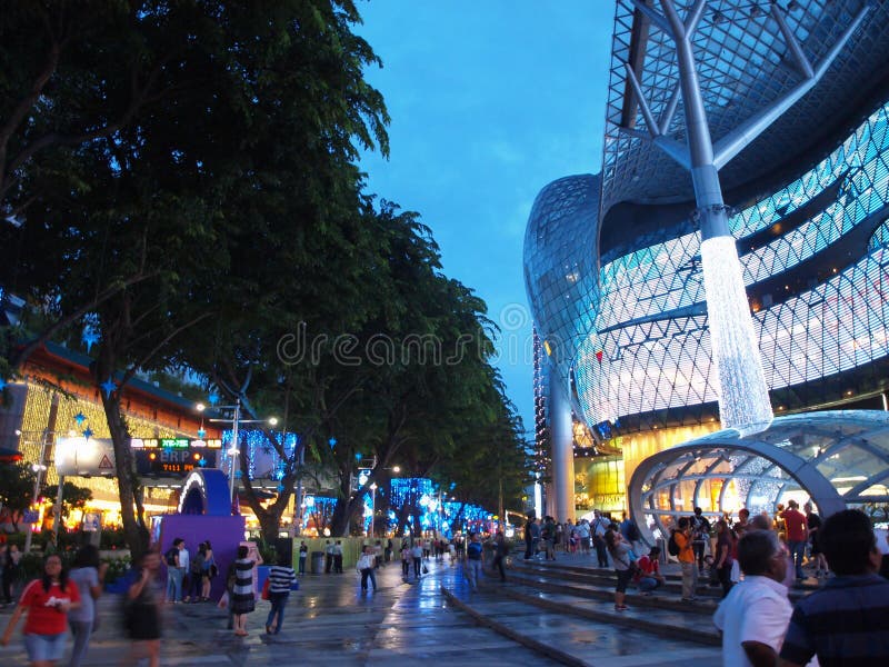 Orchard Road in Singapore is well known as a shopping paradise. Here is the iconic ION Orchard, a shopping mall, a popular place where locals and tourists alike gather together to watch the Christmas light up. Orchard Road in Singapore is well known as a shopping paradise. Here is the iconic ION Orchard, a shopping mall, a popular place where locals and tourists alike gather together to watch the Christmas light up.