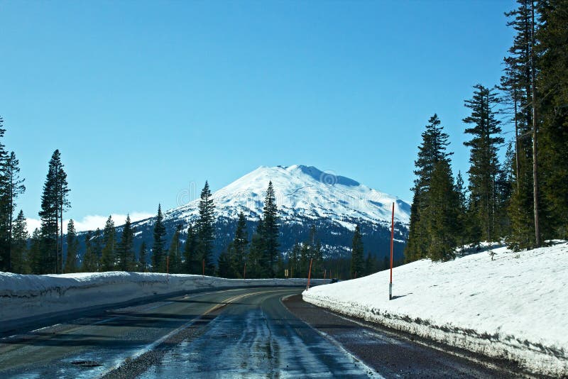 De Weg van de Berg van de winter aan Mt. Vrijgezel stock afbeelding De Weg van de Berg van de winter aan Mt. Vrijgezel stock afbeelding