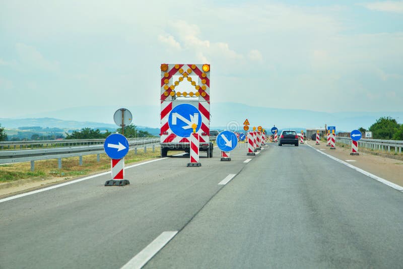 De weg werkt bouw belemmert verkeer in een weg stock foto's De weg werkt bouw belemmert verkeer in een weg stock foto's
