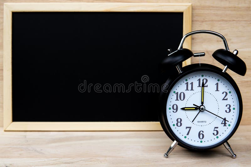 De wekker en het bord of het bord voor uw tekst tonen raadsplan met tijd en terug naar schoolconcept stock afbeeldingen De wekker en het bord of het bord voor uw tekst tonen raadsplan met tijd en terug naar schoolconcept stock afbeeldingen