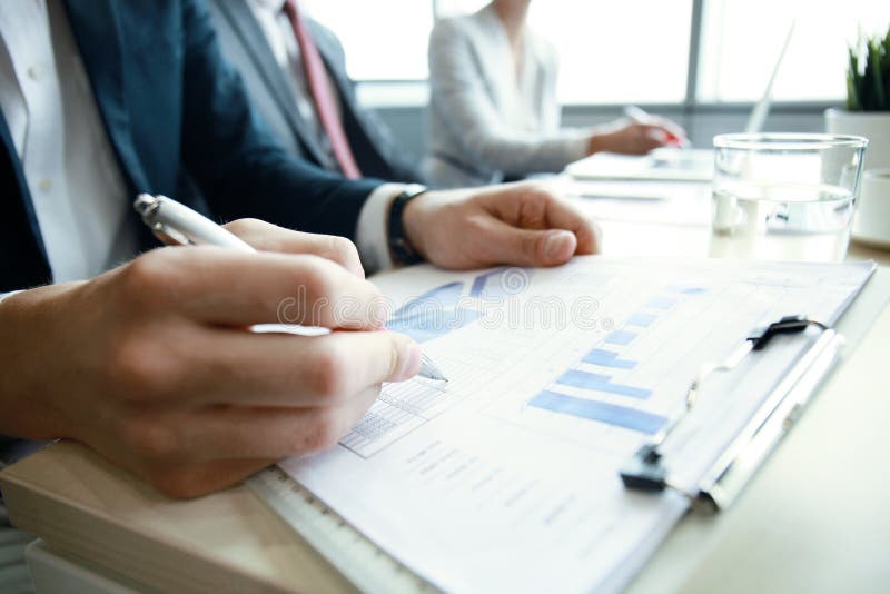 De werkende bedrijfsmensen analyseren hoge prestaties marketing gegevens stock afbeeldingen De werkende bedrijfsmensen analyseren hoge prestaties marketing gegevens stock afbeeldingen