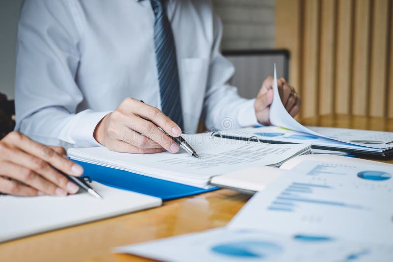 De werkende conferentie van Co, Uitvoerend team de grafieken en de grafieken bespreken die in bedrijfsstrategie en financieel pla stock fotografie De werkende conferentie van Co, Uitvoerend team de grafieken en de grafieken bespreken die in bedrijfsstrategie en financieel pla stock fotografie