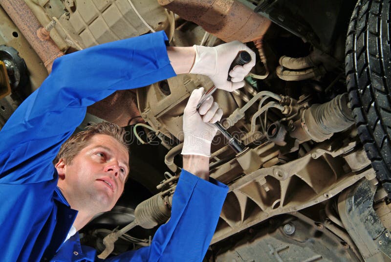 De werktuigkundige van de auto stock fotografie De werktuigkundige van de auto stock fotografie