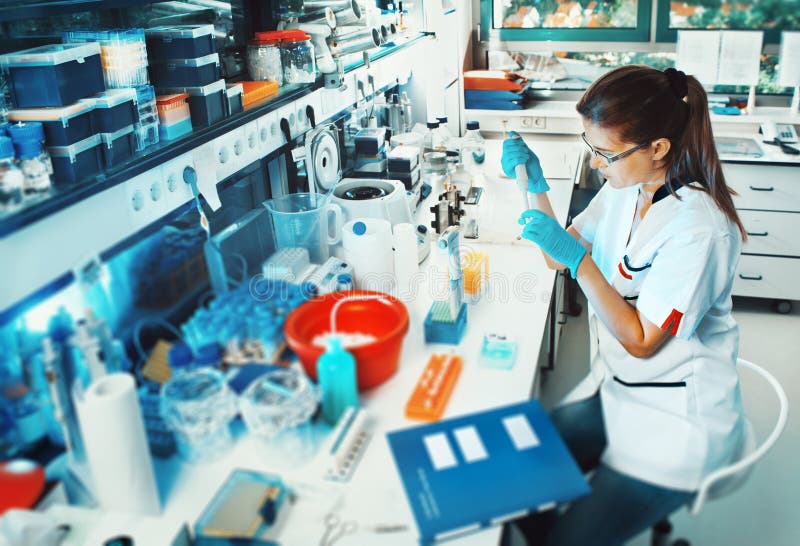 De wetenschapperwerken in het laboratorium royalty-vrije stock afbeelding De wetenschapperwerken in het laboratorium royalty-vrije stock afbeelding