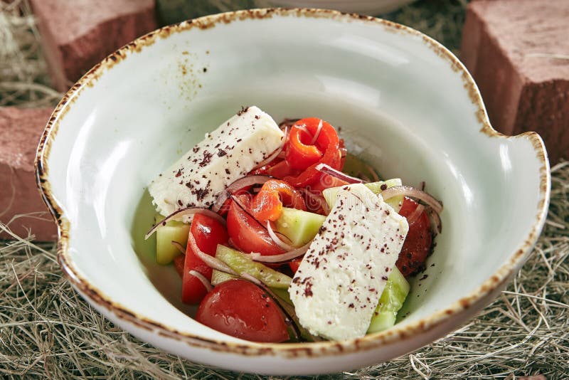 De wijnoogst stileerde Verse Groentesalade met Geurig Herb Cheese royalty-vrije stock afbeeldingen De wijnoogst stileerde Verse Groentesalade met Geurig Herb Cheese royalty-vrije stock afbeeldingen