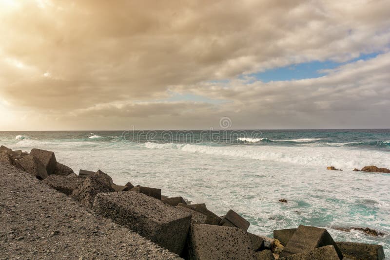 De wilde kust van Tenerife bij het kustvestingwerk van Puerto de la Cruz stock afbeeldingen De wilde kust van Tenerife bij het kustvestingwerk van Puerto de la Cruz stock afbeeldingen