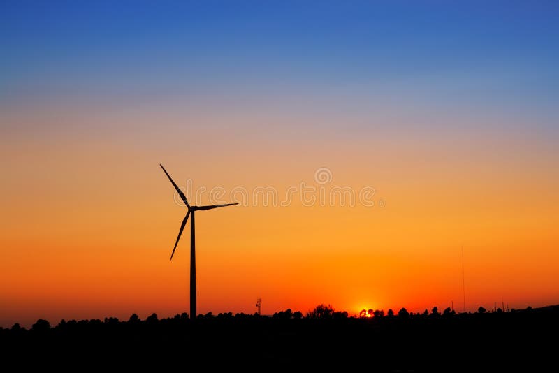 Windturbines bij zonsondergang royalty-vrije stock fotografie