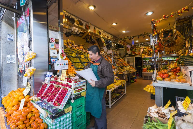 De winkel van de fruitgroente op de straat van de stad van Madrid royalty-vrije stock foto De winkel van de fruitgroente op de straat van de stad van Madrid royalty-vrije stock foto