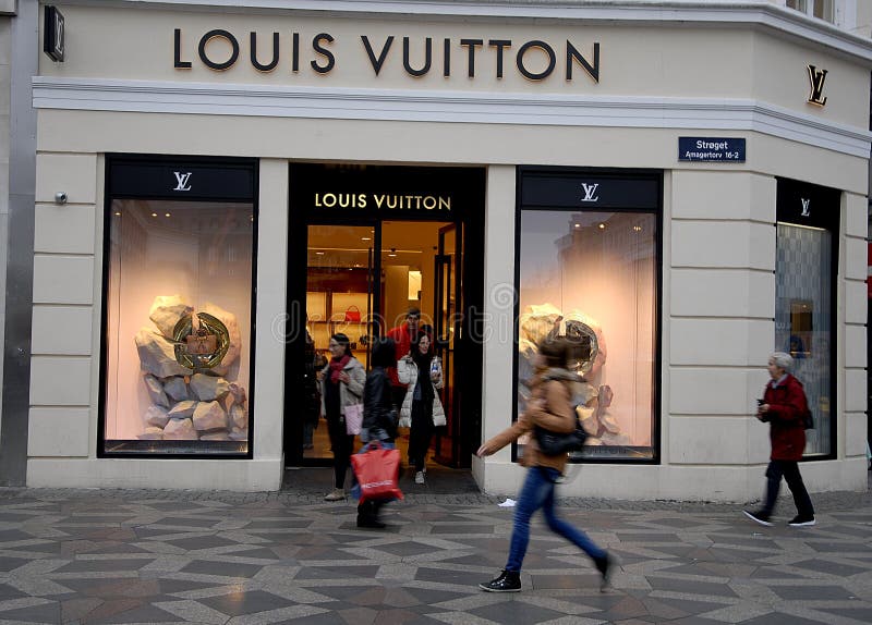 De Winkel Van Louis Vuitton Redactionele Stock Afbeelding - Afbeelding bestaande uit louis ...