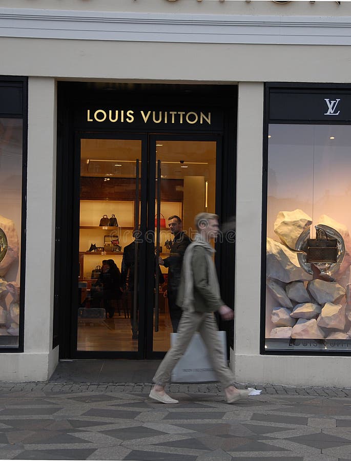 De Winkel Van Louis Vuitton Redactionele Foto - Afbeelding bestaande uit kopenhagen, financiën ...